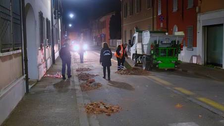 Le tegole lanciate in strada dal 23enne (Fiorentini)