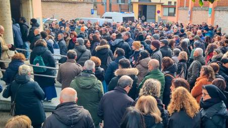 La folla alla camera mortuaria (Foto Mauro Monti Mmph)