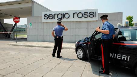 I carabinieri dopo la spaccata alla Sergio Rossi
