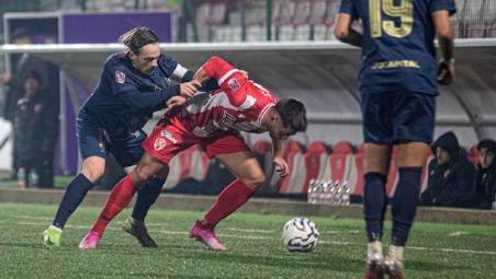 Il capitano giallorosso Paolo Rrapaj impegnato nel recuperare la sfera (foto ORESTE CHIANESE)