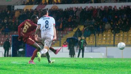 Il centrocampista del Ravenna Joshua Tenkorang sul manto del Benelli