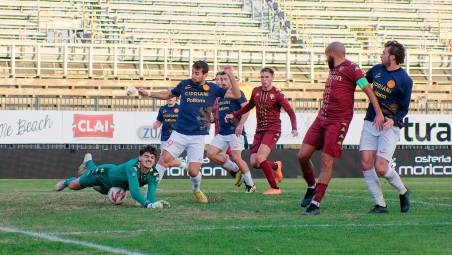 Francesco Manuzzi fermato dal portiere del Tau Altopascio nello 0-0 allo stadio Benelli (foto Massimo Fiorentini)
