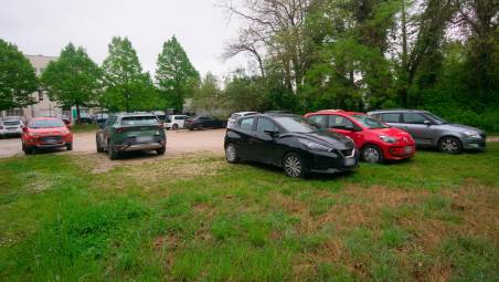 Le auto parcheggiate nella zona sterrata (Fiorentini)