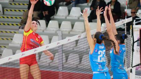 Un attacco di Camilla Ferrari nel vittorioso match contro Oplonti