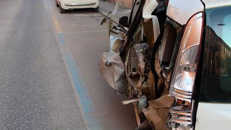 Ravenna, furgone danneggia 5 auto nel centro storico