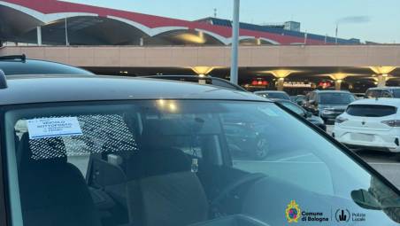 “Sono venuto a prendere i parenti”, ma non sa i nomi quando la Polizia glieli chiede: beccato 19enne tassista abusivo sulla tratta Bologna-Ravenna