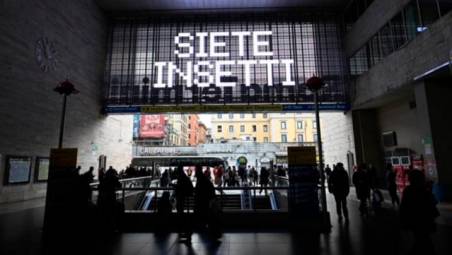 Rimini, è di una creativa di Igea Marina la campagna choc “Siete insetti” in stazione a Roma e Milano per Netflix