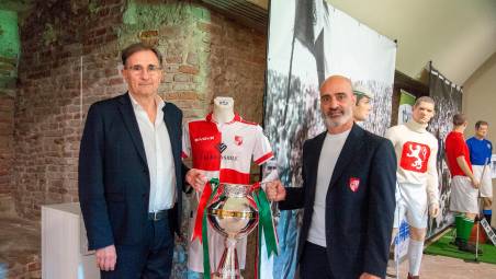 Giuseppe Geria e Angelo Sanapo con la Coppa Italia in mostra ieri a Castel Sismondo foto tommaso morosetti
