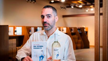 Luca Casadei col suo nuovo romanzo e il vino imbottigliato per l’occasione