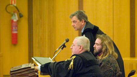 Gianluca Alni in piedi durante il processo Valpiani