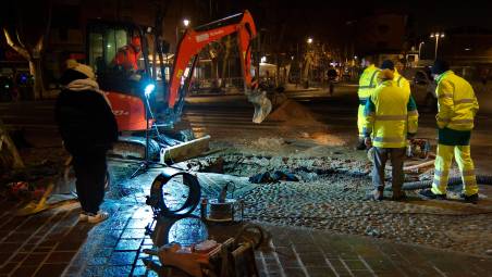 I tecnici al lavoro in viale Farini (foto Massimo Fiorentini)