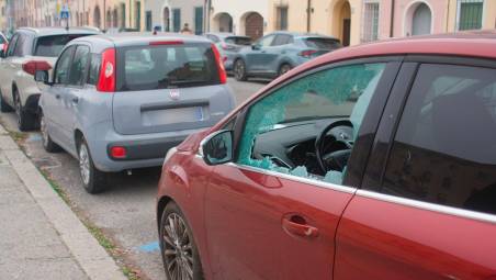 Una delle auto danneggiate (Fotoservizio Massimo Fiorentini)