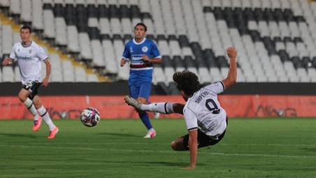 Una sforbiciata di Cristian Shpendi nell’amichevole con la Forsempronese giocata all’Orogel Stadium-Dino Manuzzi: il centravanti del Cesena piace al diesse neroverde Palmieri foto gianmaria zanotti