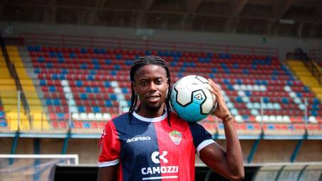 Il centrocampista Joshua Tenkorang con la maglia del Lumezzane