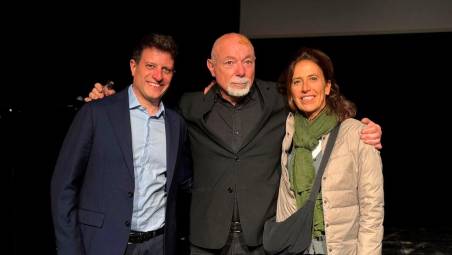 Il sindaco Filippo Sacchetti, Paolo Nori e Silvia Baldini, figlia di Raffaello