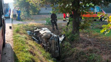Fusignano, auto si schianta contro un albero e finisce nel fosso: due giovani feriti incastrati tra le lamiere