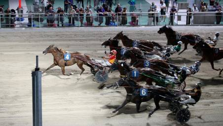 A sinistra l’arrivo vincente di Elise Ana, che precede tutta la concorrenza sul traguardo del Savio. A destra la premiazione dei vincitori da parte della famiglia Grassi
