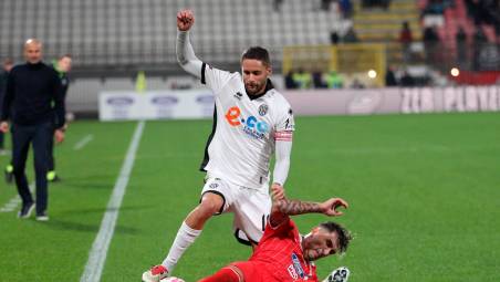 Monza e Cesena ritardano l’inizio della partita: l’arbitro Mucera “punisce” entrambe le società