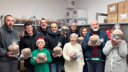 Santarcangelo, da un’azienda riminese 65 panettoni per l’emporio solidale