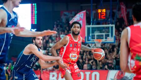 Mark Ogden è stato decisivo nel largo successo della Dole Rimini sulla Fortitudo Bologna (foto Morosetti)