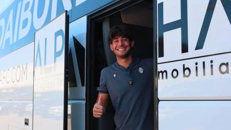 Cristian Shpendi alla partenza per il ritiro: il centravanti non perde mai il sorriso (foto Gianmaria Zanotti)