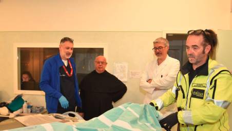 Il paleopatologo Mirko Traversari coordina l’indagine scientifica sul corpo del Santo. Per analizzarlo con strumenti tecnologici avanzati è stato trasportato all’ospedale Morgagni-Pierantoni