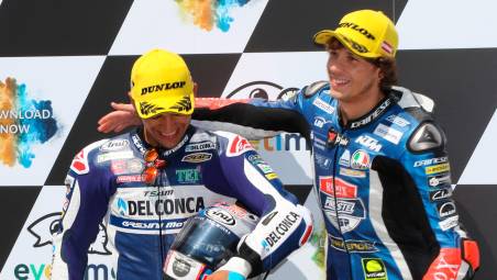 Marco Bezzecchi si congratula con Jorge Martin fresco vincitore del campionato del mondo di Moto3 nel 2018