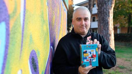 Giacomo Di Fabio con la scatola del gioco “Mondrian Experience”