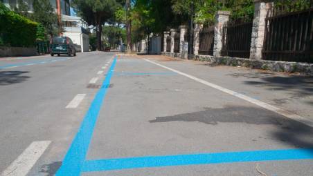 Alcune delle nuove strisce blu dipinte sull’asfalto di Marina di Ravenna