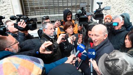 L’avvocato Marco Martines, difensore di Luca Spada, prima dell’inizio dell’interrogatorio (Foto Fabio Blaco)