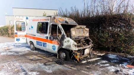 Incendiata l’ambulanza veterinaria della clinica di Russi