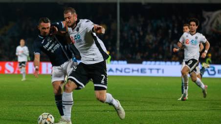 Alberto Cerri contro Gaetano Letizia: il nuovo centravanti cercherà di raggiungere al più presto la migliore condizione per affiancare Cristian Shpendi