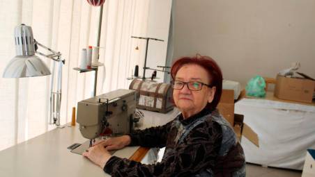 Aldina Avanzi davanti a una delle sue macchine da cucire