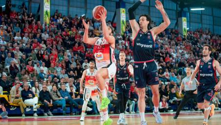 Stefano Saccoccia a canestro contro l’Urania Milano