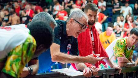 Un time-out di Sandro Dell’Agnello (foto Morosetti)