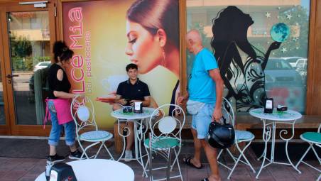 I tavolini e le sedie con le scritte coperte dai cuscini e fogli di carta