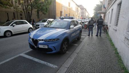 Il presidio della polizia davanti all’istituto Ginanni di Ravenna