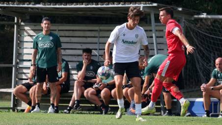 Alino Diamanti osserva Antonio David, qui contro Zagnoni