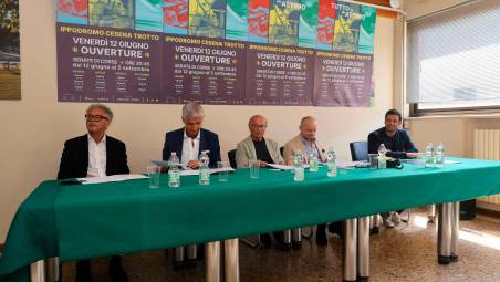 Da sinistra Marco Rondoni (direttore generale Hippogroup), Luca Pagliacci (direttore marketing Orogel), Umberto Antoniacci (presidente Hippogroup), l’assessore Luca Ferrini e lo sponsor Andrea Baraghini (Caiec)