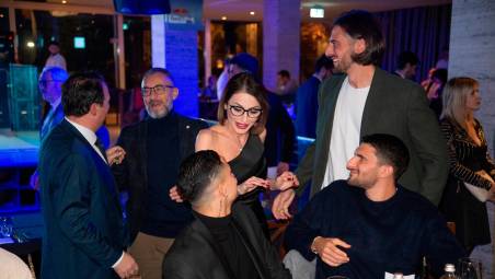 La presidente Stefania Di Salvo insieme ai calciatori del Rimini (foto Tommaso Morosetti)