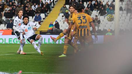 Jalen Blesa segna al 44’ di Cesena-Juve Stabia il gol del possibile 2-1 che sarà però annullato dal Var per fuorigioco (Zanotti)