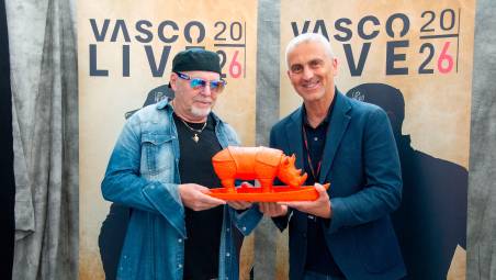 Vasco Rossi mentre riceve la scultura dal sindaco di Rimini