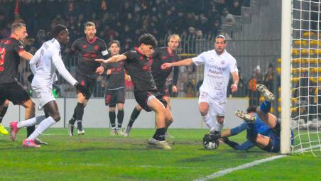 Una mischia nell’area del Forlì (foto MASSIMO FIORENTINI)