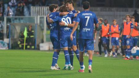 Antonio Fiori festeggiato da Cristian Shpendi e da Jacopo Gelli dopo il gol del vantaggio (Zanotti)