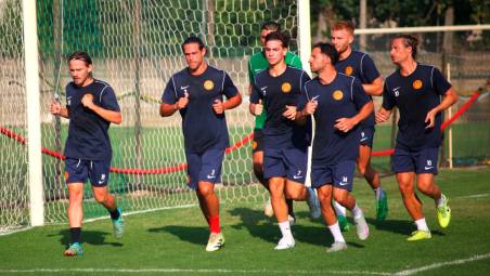La squadra giallorossa durante il primo allenamento sul campo sportivo di Glorie (foto Fiorentini)