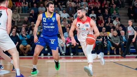 In alto Mattia Palumbo al Flaminio in difesa su Giovanni Tomassini