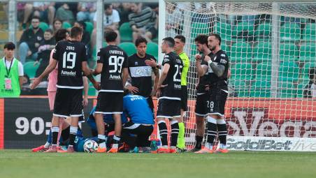 I primi soccorsi a Jonathan Klinsmann in Palermo-Cesena (foto Luigi Rega)