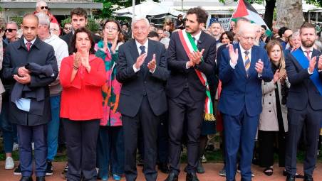 Un momento della cerimonia di un anno fa al monumento di viale Carducci