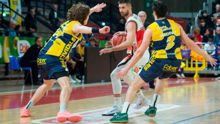 Il match-winner di gara5 a Pesaro, Giovanni Tomassini, nella partita di regular season contro la Gesteco Cividale, marcato da Alessandro Ferrari e Lucio Redivo foto tommaso morosetti