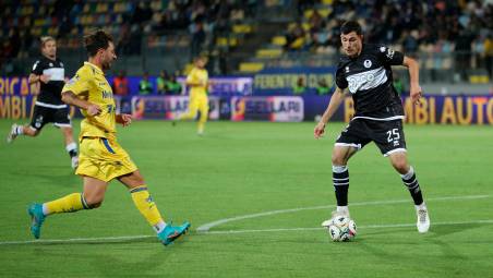 Passato e presente: Giacomo Calò e Dimitri Bisoli si contendono palla nella sfida di martedì sera tra Frosinone e Cesena allo stadio Stirpe (Rega)